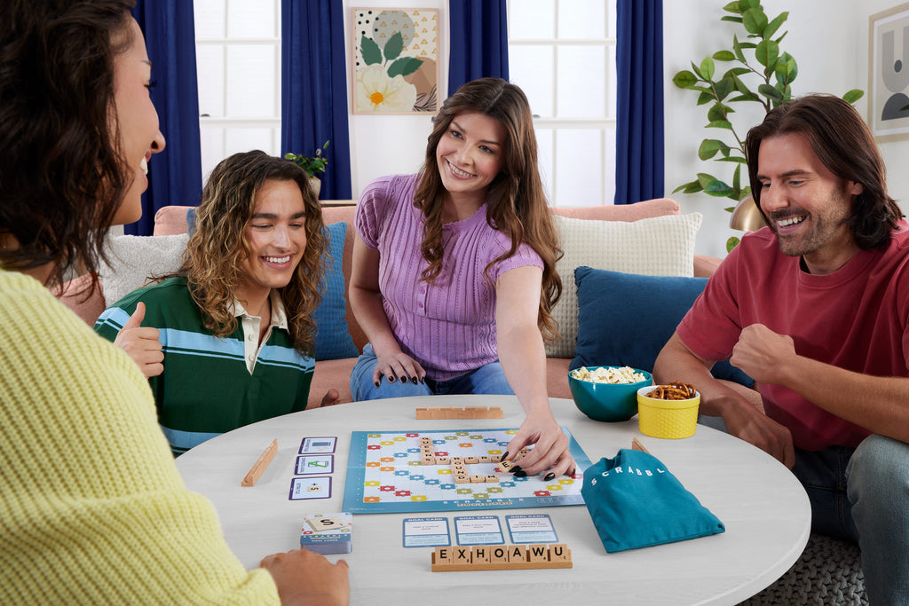 Scrabble aileyle oynanan kelime bulmalı kutu oyunu; ahşap taşlar, taş tahtaları ve iki oyun seçeneği, Türkçe