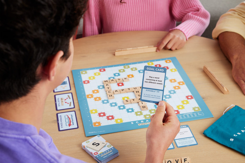Scrabble aileyle oynanan kelime bulmalı kutu oyunu; ahşap taşlar, taş tahtaları ve iki oyun seçeneği, Türkçe