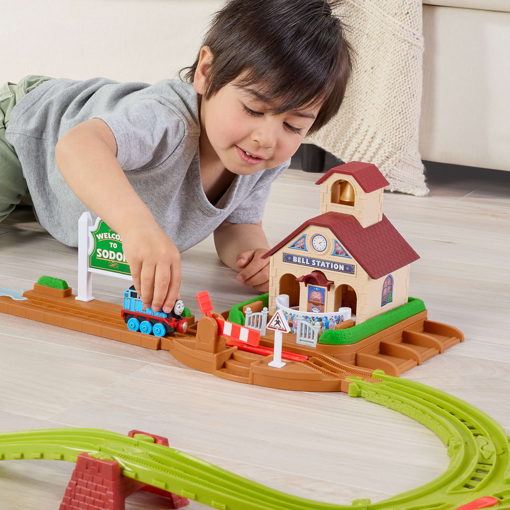 Tekerlekli Thomas lokomotifi ve ray ile Fisher-Price Thomas ve Arkadaşları Çan İstasyonu tren seti