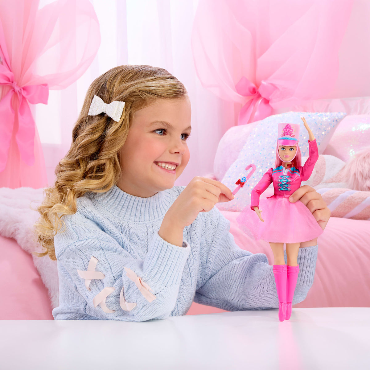 Eklemli ayak bileklerine sahip Barbie Fındıkkıran Balesinde Daisy Balerin bebek ve baston şeker oyuncağı