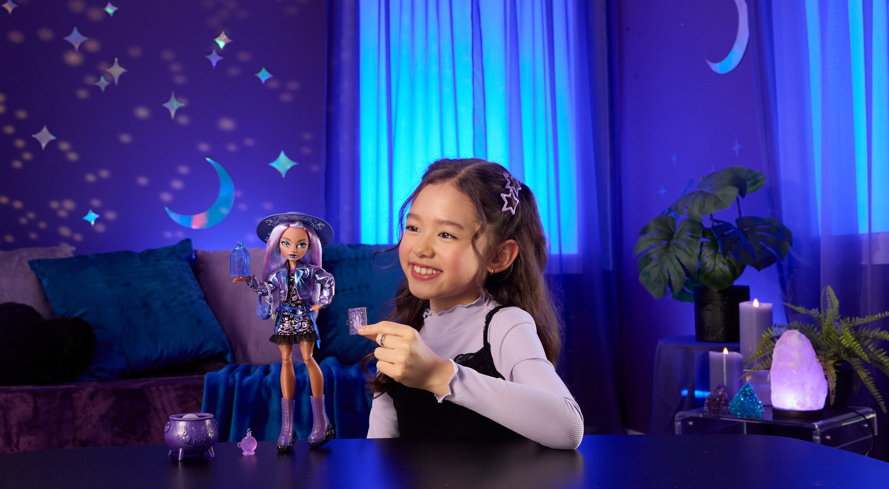 Moonspell Magic by Monster High Layla Stone bebek, Kristal Cadısı ve aksesuarları