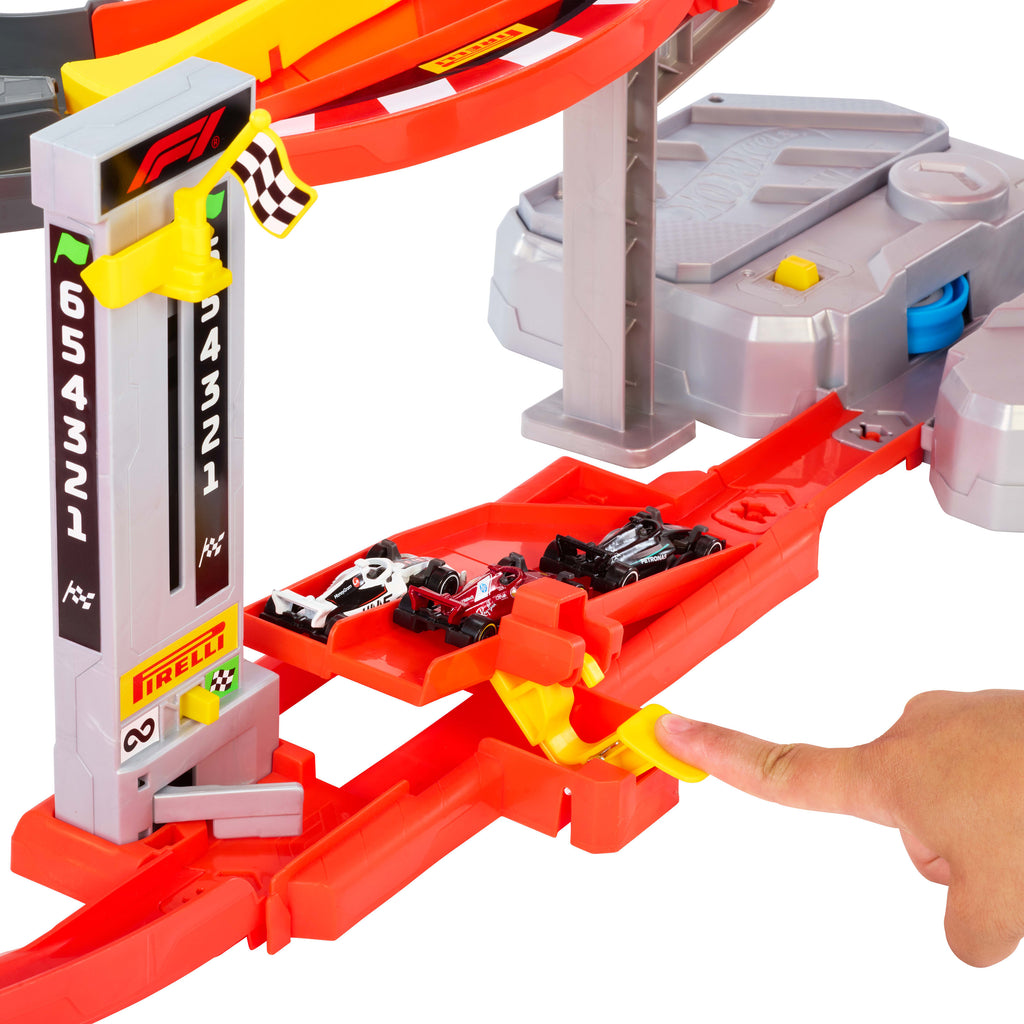 Hot Wheels Yarışları Formula 1 Yokuş Aşağı Pist Yarışı ve 1:64 ölçekli 3 adet metal F1 arabası