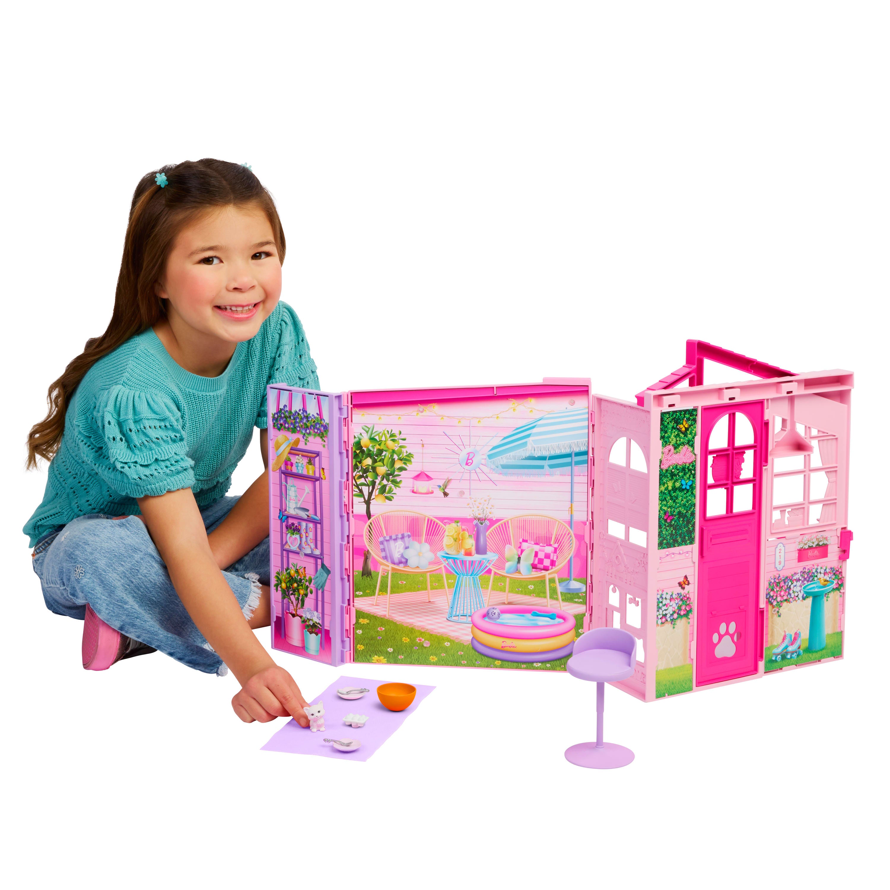 Barbie Hafta Sonu Tatili Evi, oyuncak bebek evi, 10 aksesuar, 4 oyun alanı ve yavru kedi
