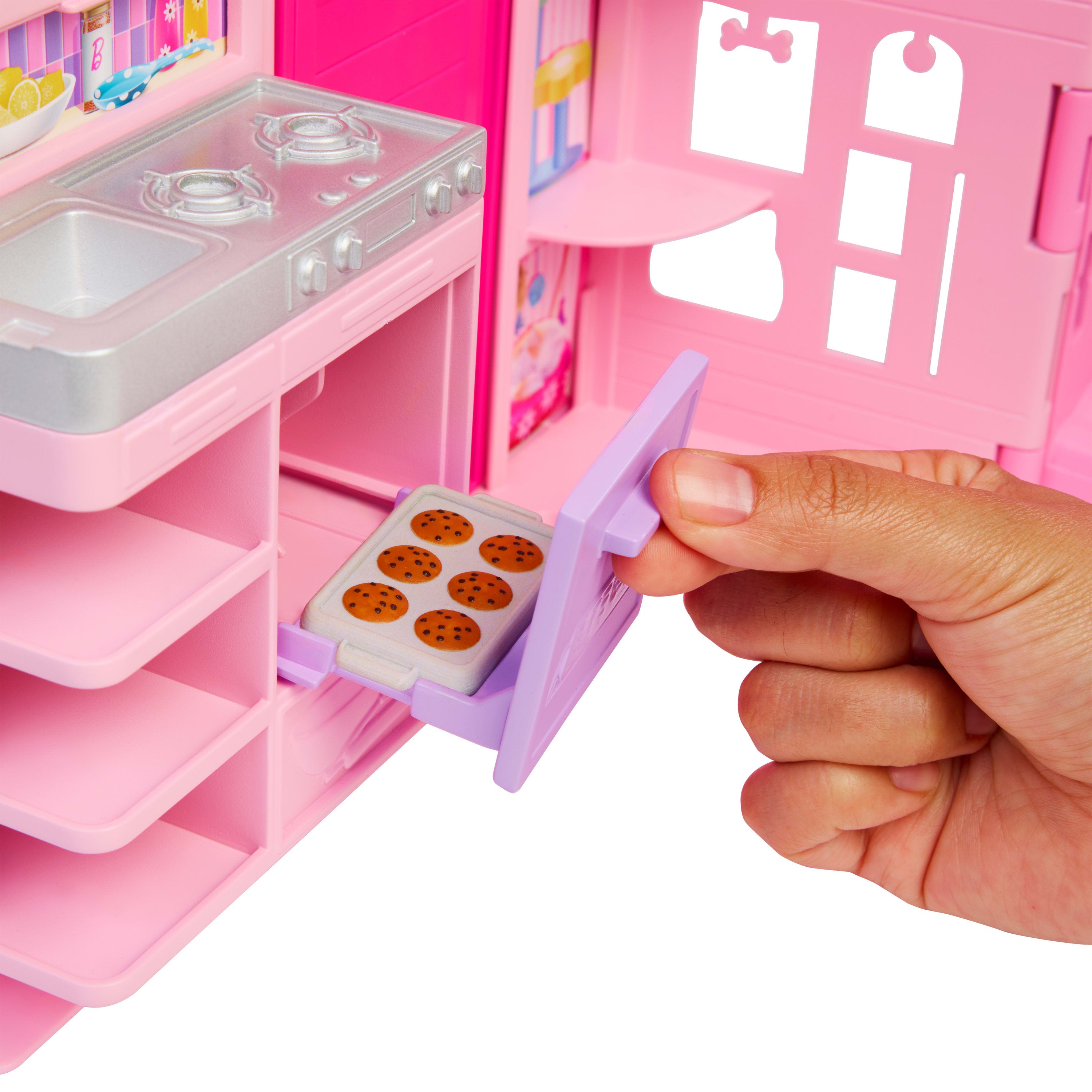 Barbie Hafta Sonu Tatili Evi, oyuncak bebek evi, bebek, 10 aksesuar, 4 oyun alanı ve yavru kedi