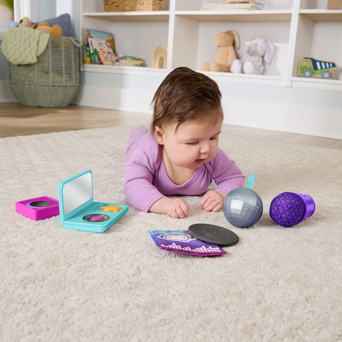 Fisher-Price Keyifli Aktiviteler DJ hediye seti, yenidoğanların duyusal gelişimine yardımcı olan 6 oyuncak