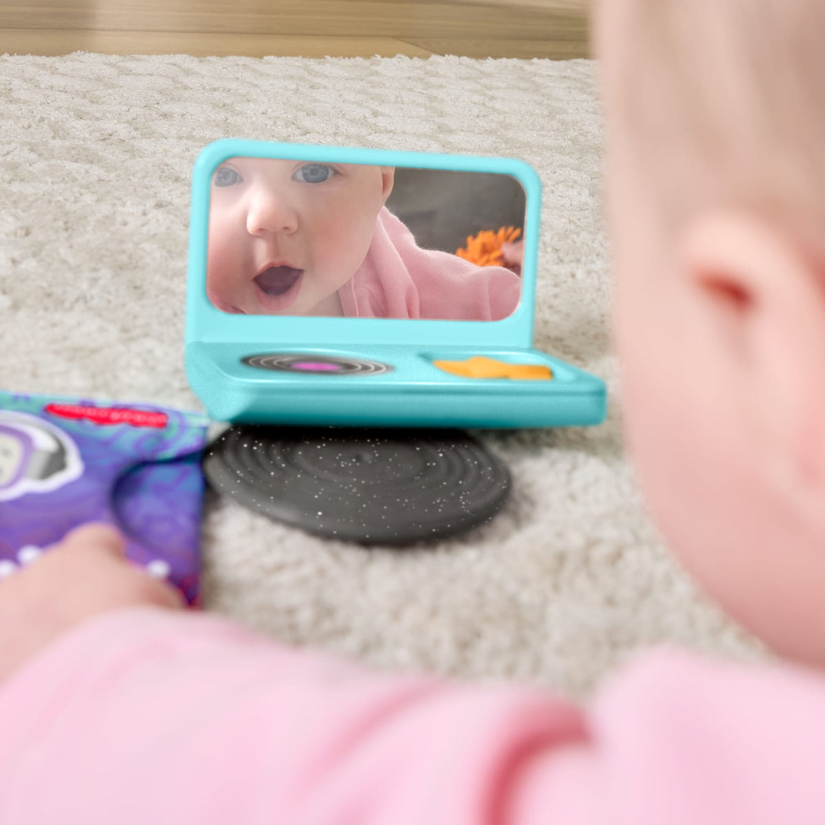Fisher-Price Keyifli Aktiviteler DJ hediye seti, yenidoğanların duyusal gelişimine yardımcı olan 6 oyuncak