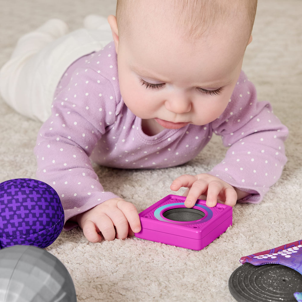 Fisher-Price Keyifli Aktiviteler DJ hediye seti, yenidoğanların duyusal gelişimine yardımcı olan 6 oyuncak