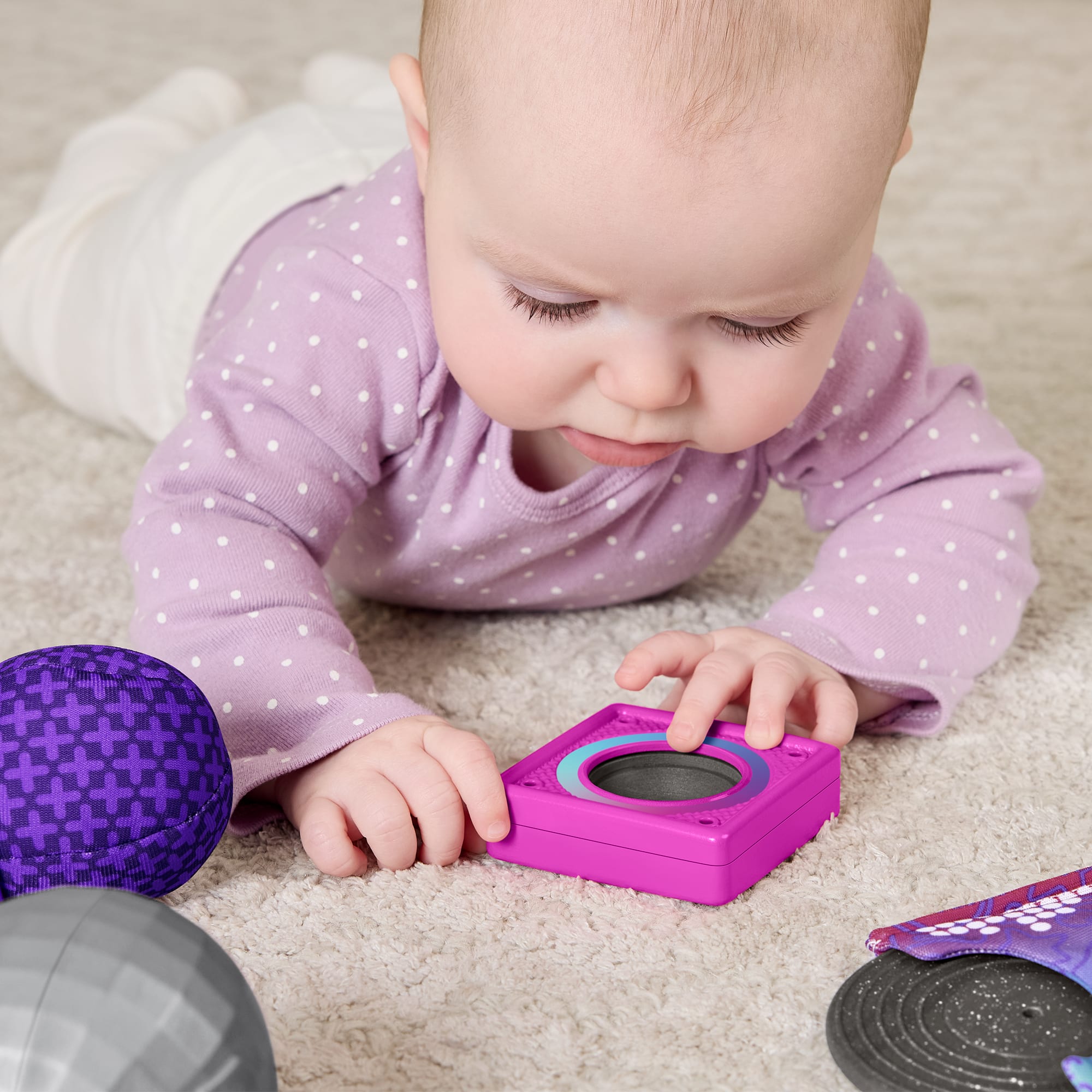 Fisher-Price Keyifli Aktiviteler DJ hediye seti, yenidoğanların duyusal gelişimine yardımcı olan 6 oyuncak