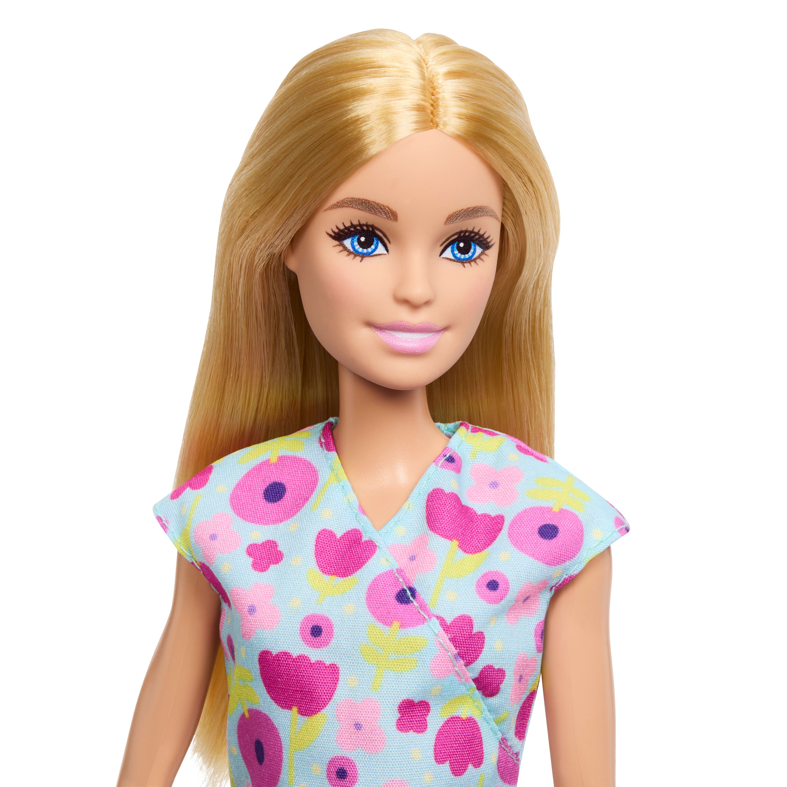 Barbie Kariyer Bebekleri çocuk doktoru oyun seti ve sarışın bebek, 2 bebek figürü, muayene masası ve aksesuarlar