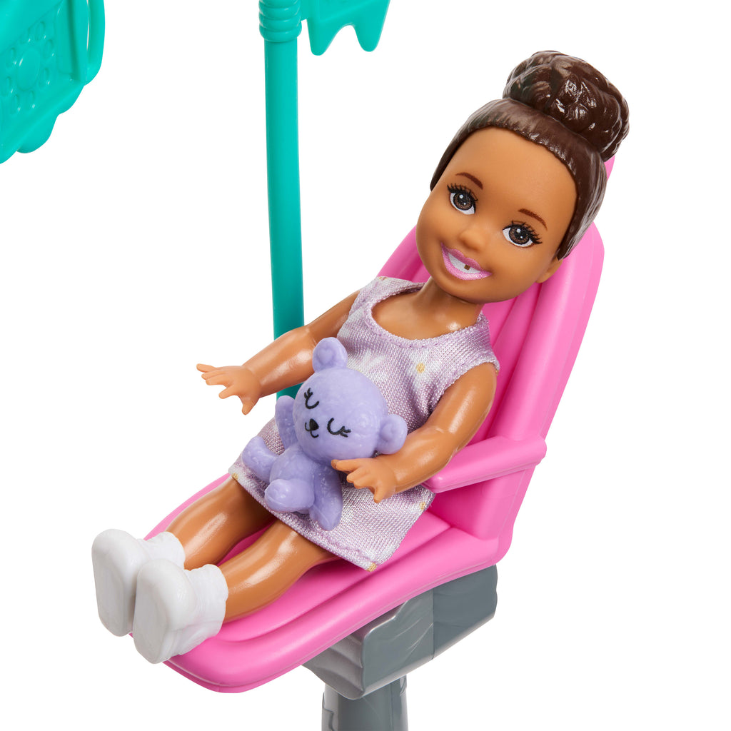 Barbie Kariyer Bebekleri diş hekimi oyun seti ve sarışın bebek, küçük çocuk figürü, muayene koltuğu ve aksesuarlar