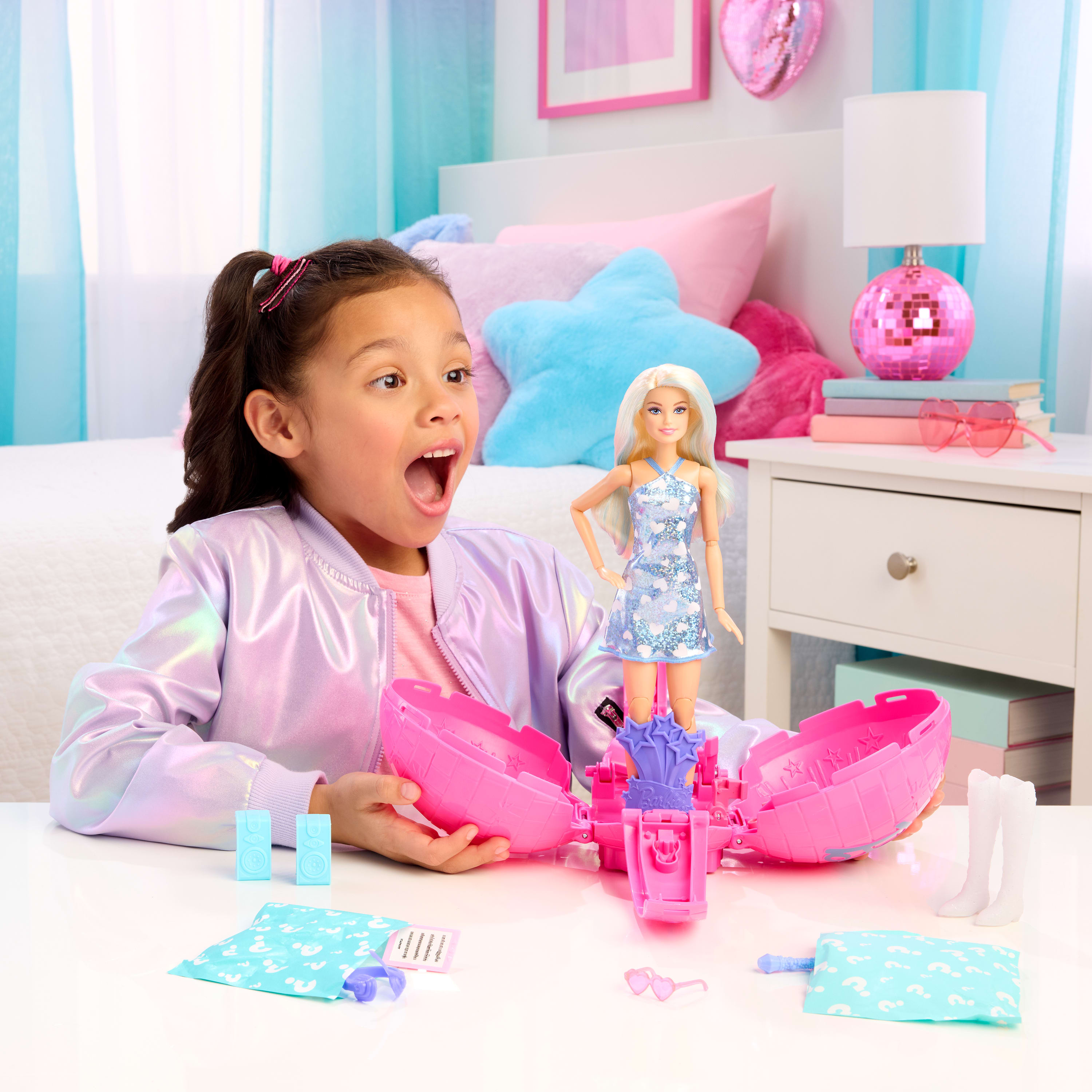Barbie Team Barbie Roll &amp; Reveal Pop Yıldızı bebek ve aksesuarları, sarışın bebek, 8 sürpriz ve disko topu kılıfı