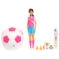 Barbie Team Barbie Roll &amp; Reveal Futbolcu bebek ve aksesuarları, esmer bebek, 8 sürpriz ve futbol topu kılıfı