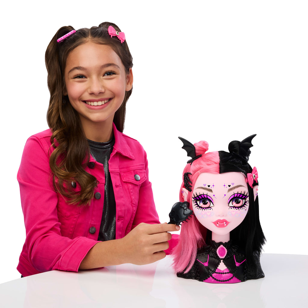 Renk değişimli Monster High Draculaura saç tasarımı büstü ve 25'ten fazla saç ve makyaj aksesuarı
