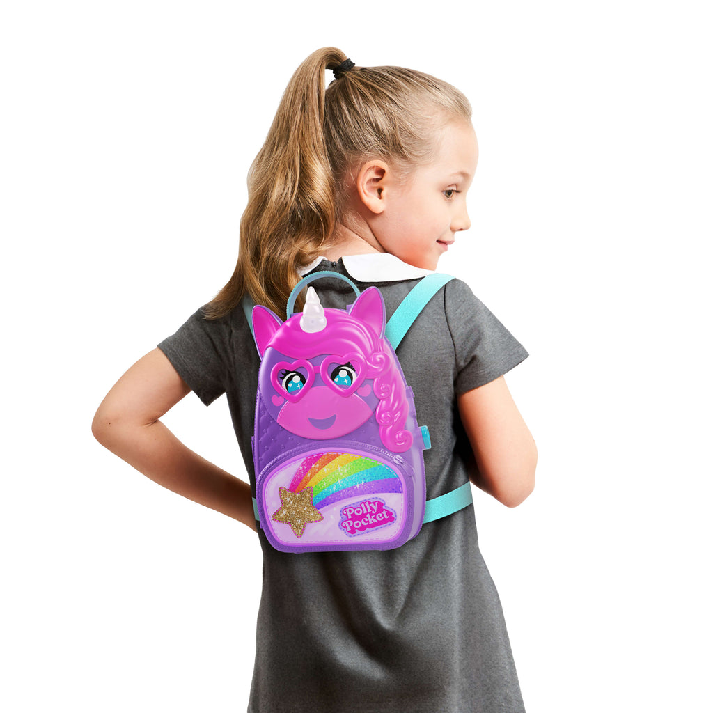 Polly Pocket Tek Boynuzlu At Seyahat Sırt Çantası oyun seti, 2 mini bebek ve renkli aksesuarlar, seyahat oyuncağı