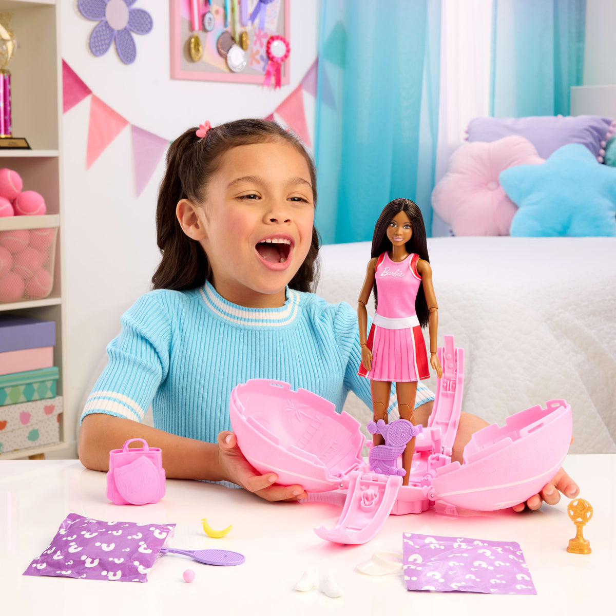 Barbie Team Barbie Roll &amp; Reveal Tenisçi bebek ve aksesuarları, esmer bebek, 8 sürpriz ve tenis topu kılıfı
