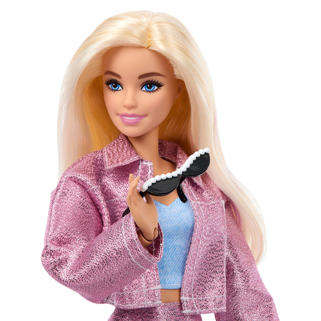 4 kıyafeti, 4 aksesuarı, 4 değiştirilebilir eli ve renk değiştiren saçları olan Barbie Deluxe Style bebek