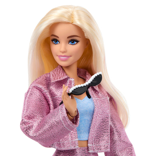 4 kıyafeti, 4 aksesuarı, 4 değiştirilebilir eli ve renk değiştiren saçları olan Barbie Deluxe Style bebek