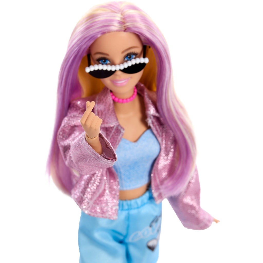 4 kıyafeti, 4 aksesuarı, 4 değiştirilebilir eli ve renk değiştiren saçları olan Barbie Deluxe Style bebek