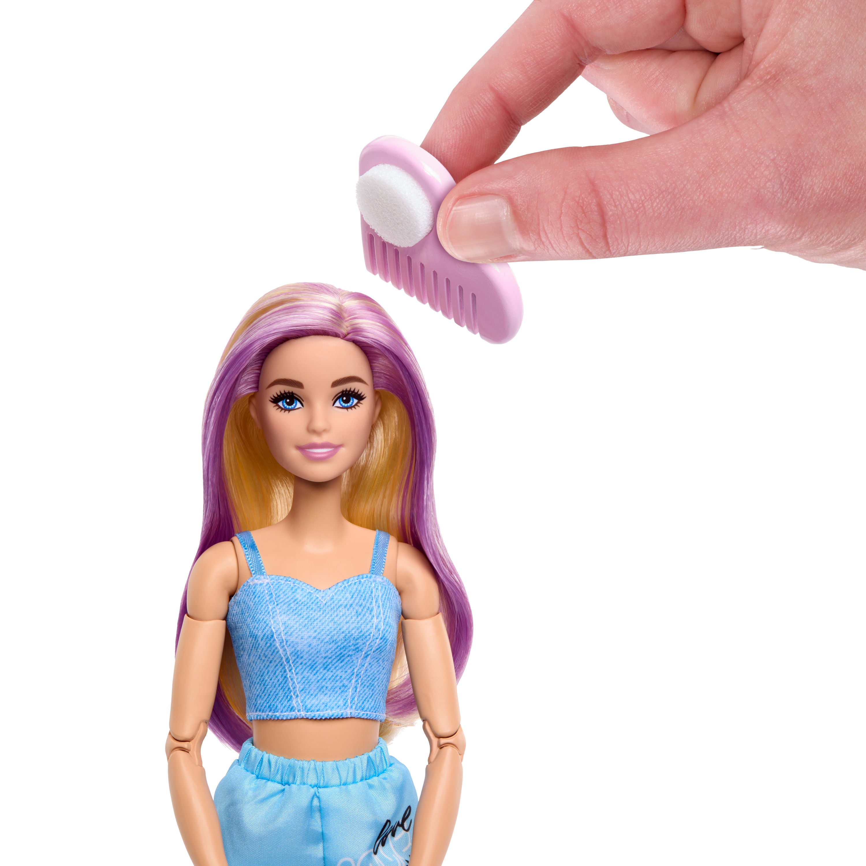 4 kıyafeti, 4 aksesuarı, 4 değiştirilebilir eli ve renk değiştiren saçları olan Barbie Deluxe Style bebek