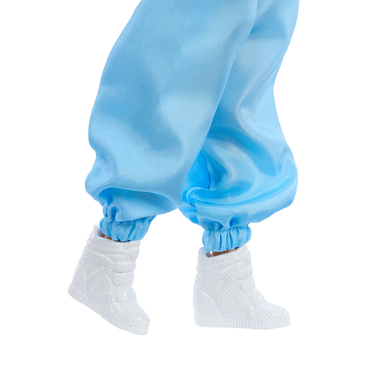 4 kıyafeti, 4 aksesuarı, 4 değiştirilebilir eli ve renk değiştiren saçları olan Barbie Deluxe Style bebek