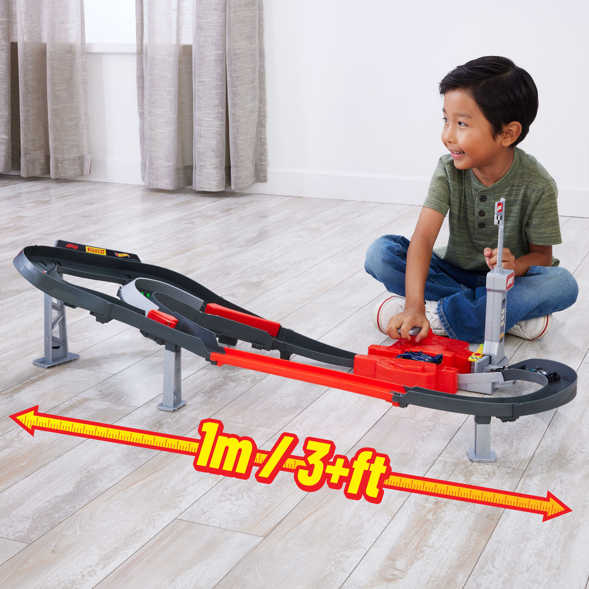 Hot Wheels Yarışları Formula 1 Temel Yarış Pisti ve 1:64 ölçekli 3 adet metal oyuncak araba