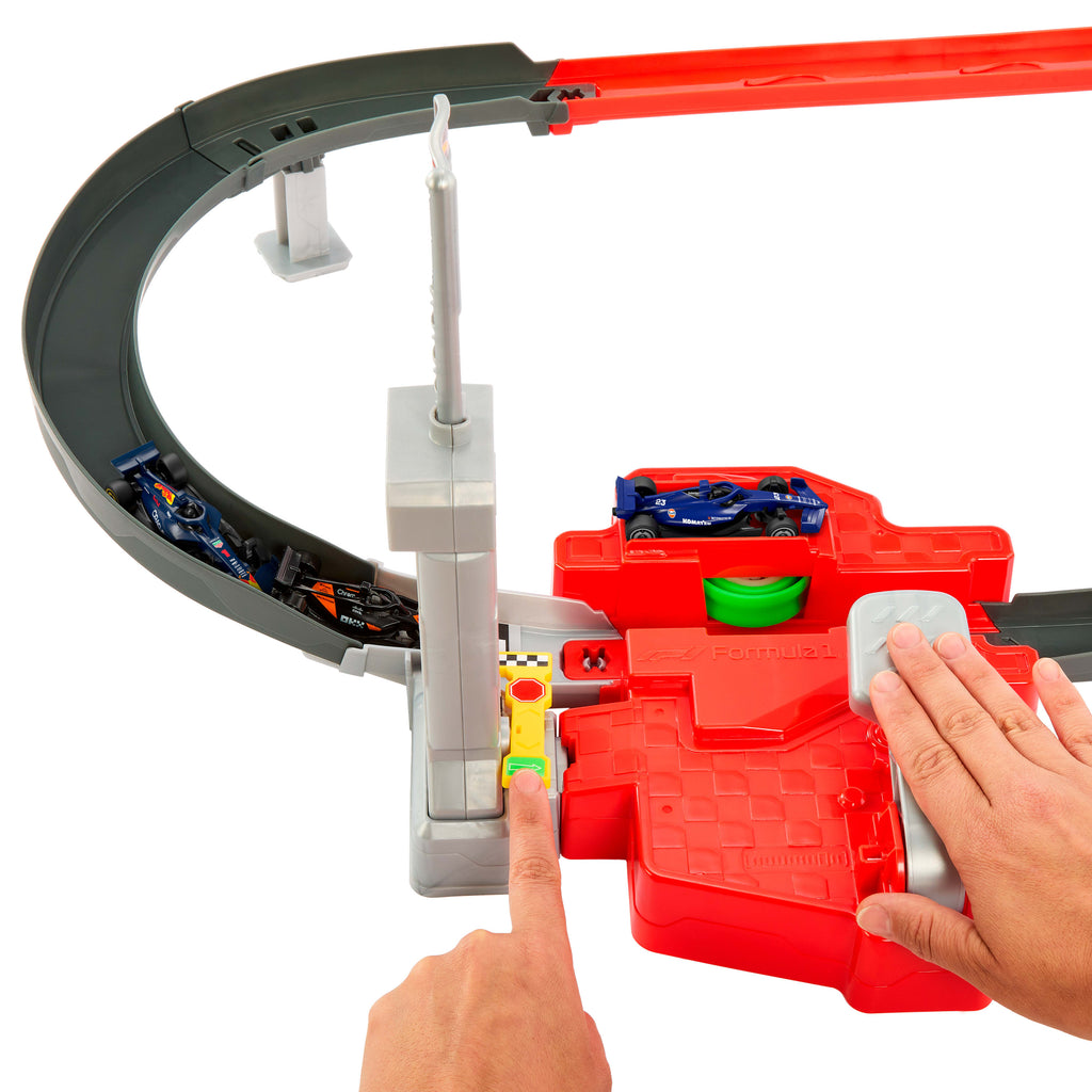 Hot Wheels Yarışları Formula 1 Temel Yarış Pisti ve 1:64 ölçekli 3 adet metal oyuncak araba