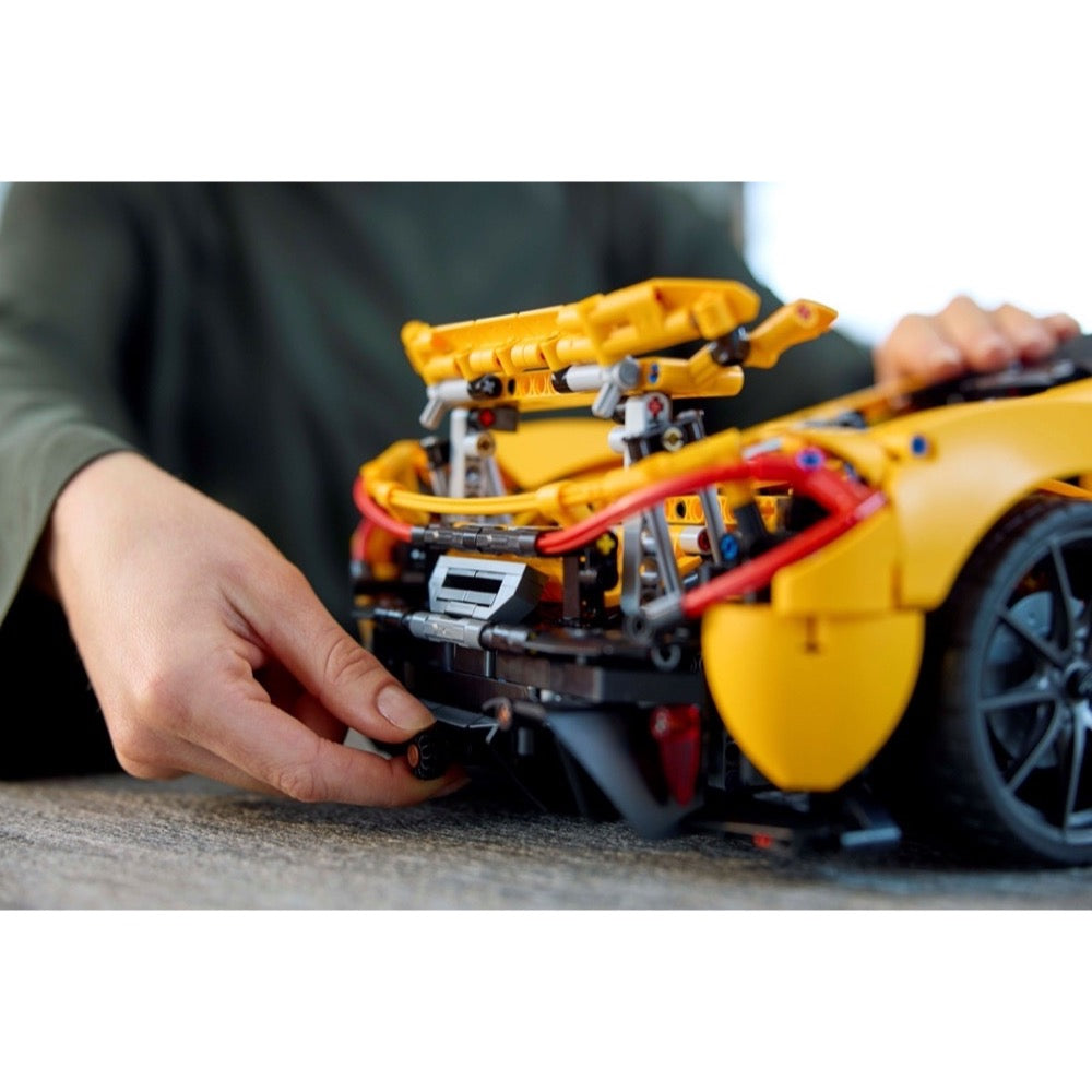 LEGO Technic McLaren P1 42172 – 1:8 Ölçek Hipercar Yapım Seti, 3893 Parça (18+ Yaş)