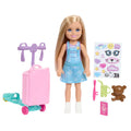 BARBIE Club Chelsea Sınırsız Macera bebeği, scooter valiz ve aksesuarlar