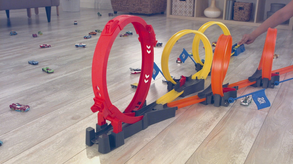 Hot Wheels® Çok Çemberli Yarış™ Oyun Seti ve 1 araba, 4-10 yaş arası çocuklar için hediye