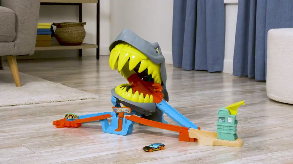 Büyük bir zafer anı yaşatan Hot Wheels City Köpek Balığı Macerası oyun seti  ve 1:64 ölçekli metal oyuncak araba